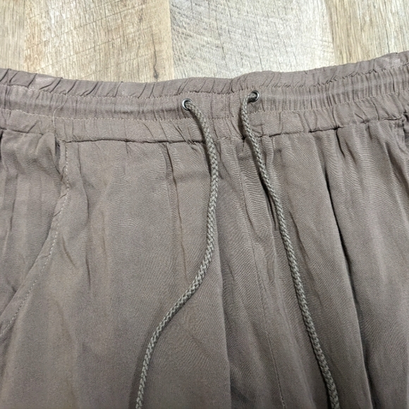 Body Central Tan Neutral Joggers with pockets - Picture 3 of 8